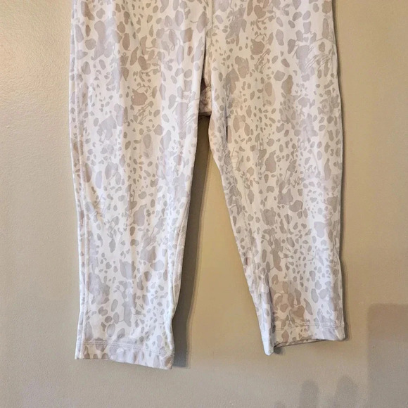 Lululemon 2022 Align High Rise Crop 17" Cheetah Camo Antique White Leggings Sz 8 - Picture 8 of 12